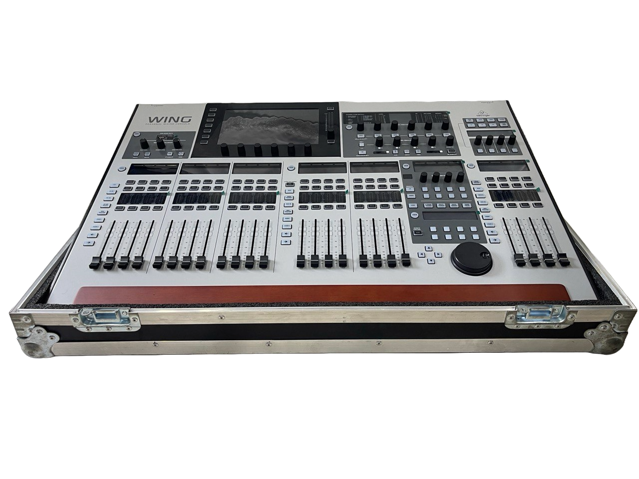 CONSOLA MEZCLADORA DE 48 CANALES 16 PROCESOS 8 PREAMPLIFICADORES CON HARD CASE INCLUIDO BEHRINGER WING