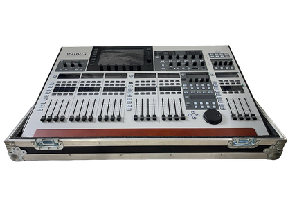 CONSOLA MEZCLADORA DE 48 CANALES 16 PROCESOS 8 PREAMPLIFICADORES CON HARD CASE INCLUIDO BEHRINGER WING