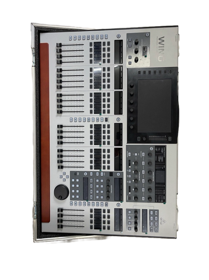 CONSOLA MEZCLADORA DE 48 CANALES 16 PROCESOS 8 PREAMPLIFICADORES CON HARD CASE INCLUIDO BEHRINGER WING