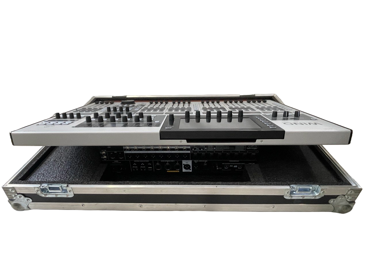 CONSOLA MEZCLADORA DE 48 CANALES 16 PROCESOS 8 PREAMPLIFICADORES CON HARD CASE INCLUIDO BEHRINGER WING
